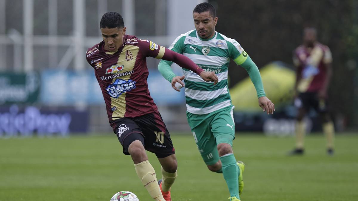 Daniel Cataño y Stalin Motta disputan un balón.