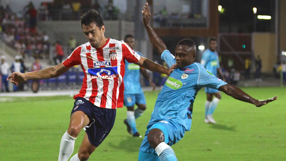 Sebastián Hernández disputa un balón ante un defensor de Jaguares.