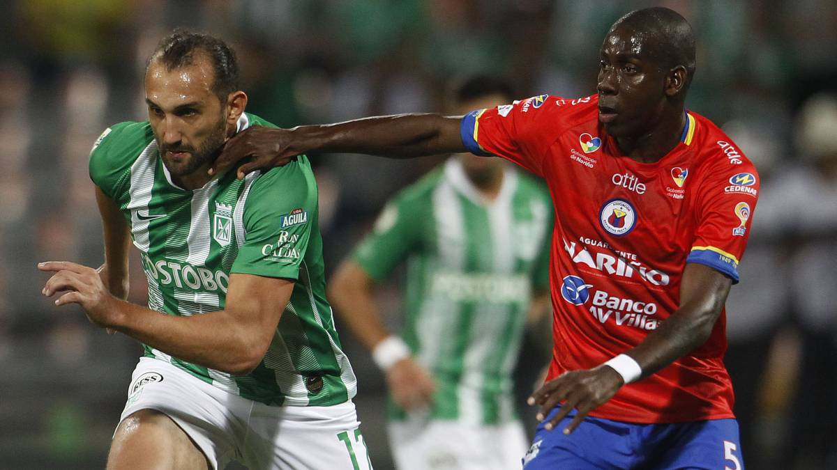 Hernán Barcos disputa una pelota en el partido que perdió Nacional 1-0 ante Deportivo Pasto por la Liga Águila