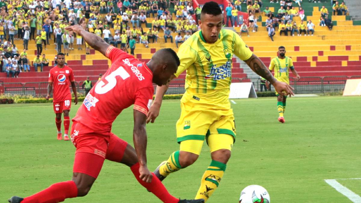 Jugadores de América y Bucaramanga disputando el balón en el partido por la fecha 12 de la Liga Águila