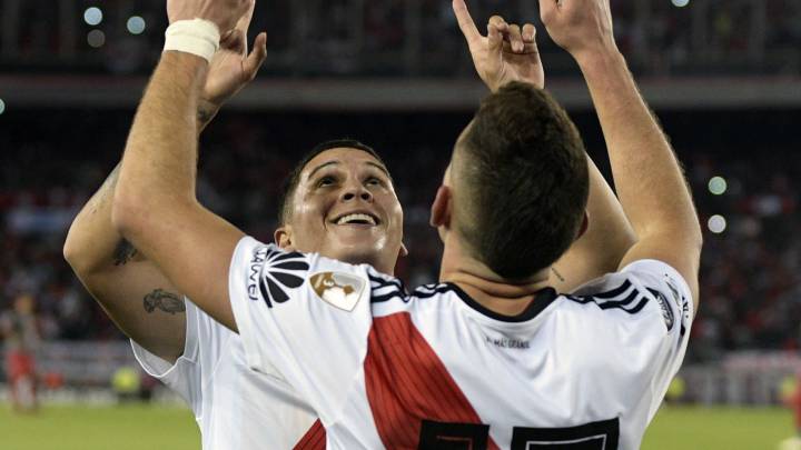 Juan Fernando Quintero y Rafael Santos Borré celebran un gol ante Independiente en la Copa Libertadores 2018