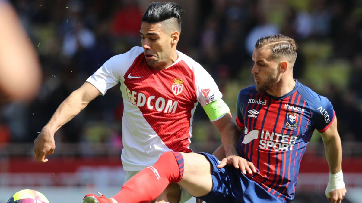Falcao García disputa una pelota con un defensor del Caen.