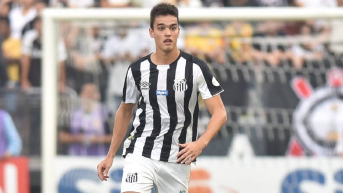 Felipe Aguilar en el partido entre Santos y Corinthians, donde sufrió un golpe en la cabeza y tuvo que ser trasladado a un hospital. El jugador ya fue dado de alta