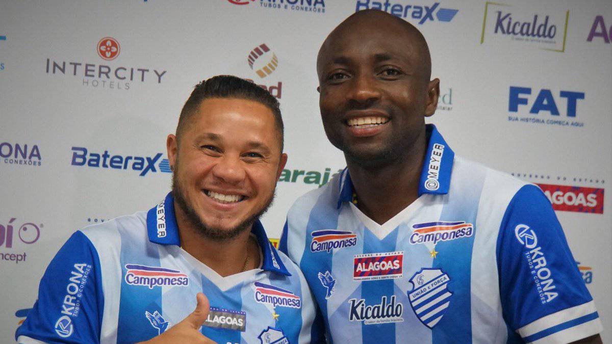 Pablo Armero, presentado de manera oficial como nuevo jugador del Centro Sportivo Alagoano.