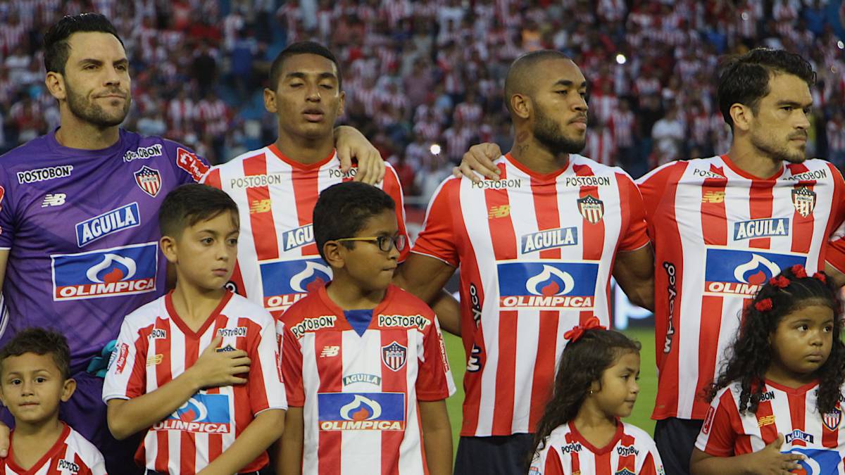 Jugadores de Junior durante los actos protocolarios previos a un partido por la Copa Libertadores 2019
