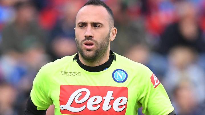 David Ospina realiza su trabajo de calentamiento con el Napoli, previo a un juego por la Serie A de Italia