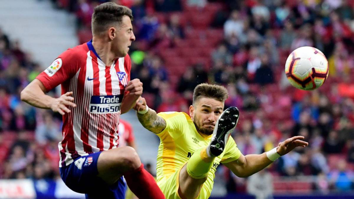 Santiago Arias regresó a las canchas tras una lesión que lo mantuvo de baja por varias semanas. El colombiano destacó en partido ante Girona por la Liga