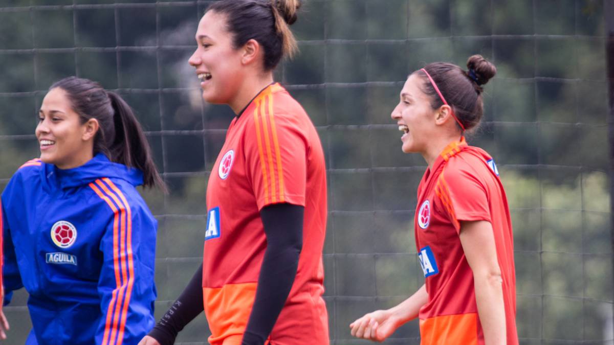 Natalia Gaitán en la práctica de la Selección Colombia Femenina en Bogotá.