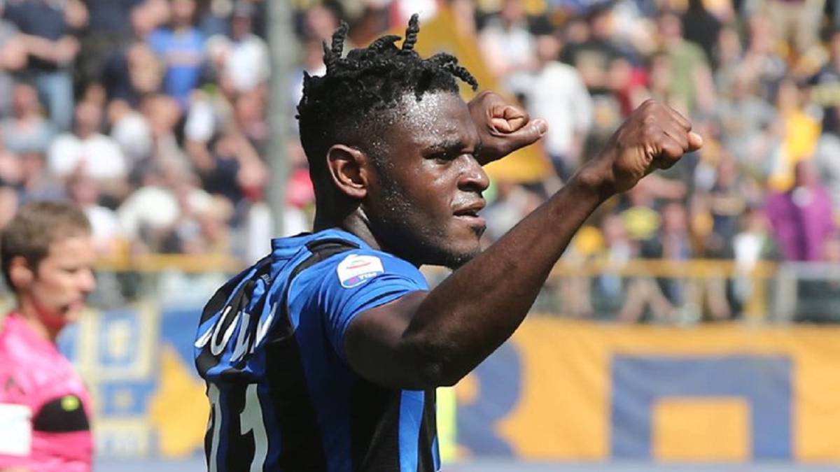 Duván Zapata festeja el doblete que marcó con Atalanta ante ante Parma en la última fecha de la Serie A