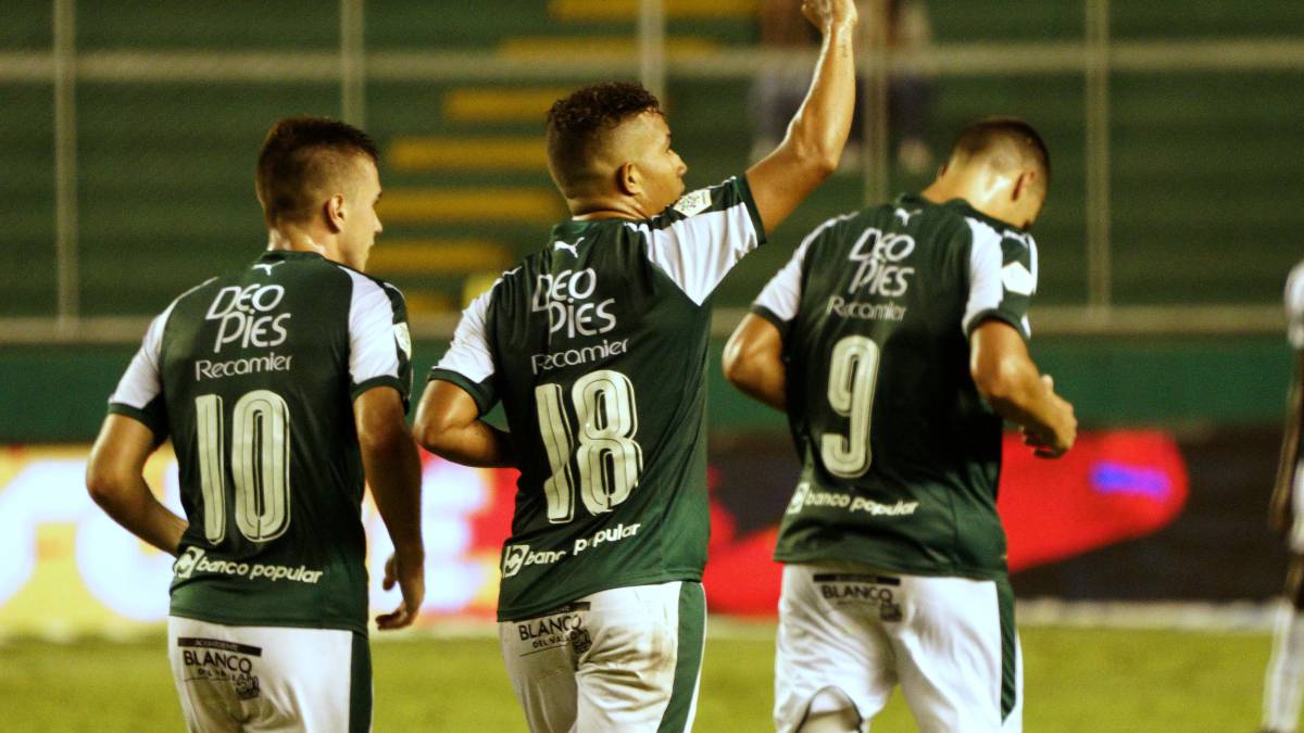 Jugadores del Deportivo Cali festejan el gol del triunfo ante Cúcuta Deportivo por la Liga Águila