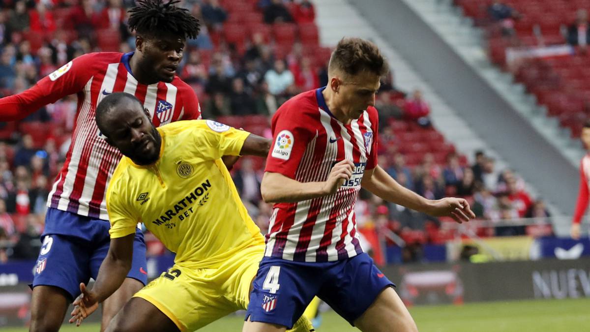Santiago Arias durante un partido con Atlético de Madrid y su próximo reto será frenar a Lionel Messi y Jordi Alba en el Barcelona.