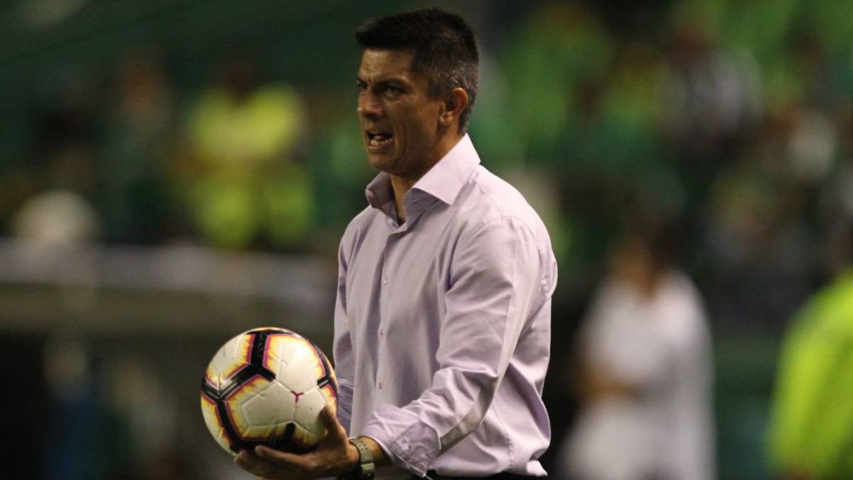 Gustavo Florentín, técnico de Guaraní en el partido ante Deportivo Cali por la primera ronda de la Copa Sudamericana