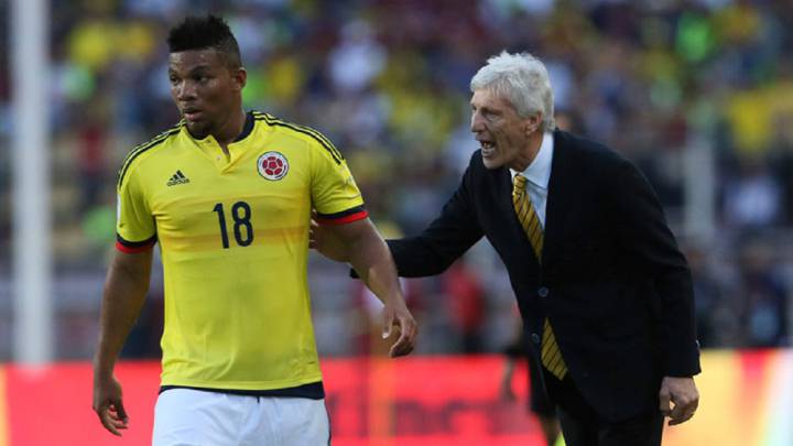Frank Fabra recibe instrucciones de José Pékerman.