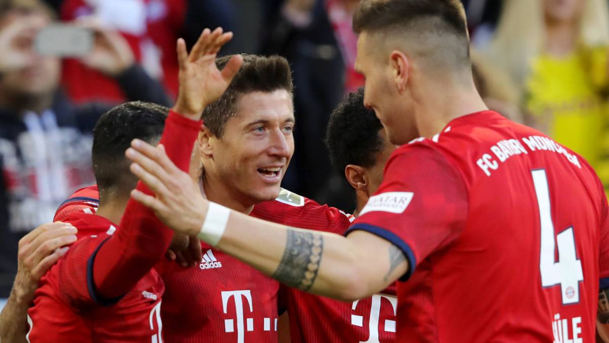 Los jugadores del Bayern celebran el triunfo parcial de 4-0 ante Borussia Dortmund