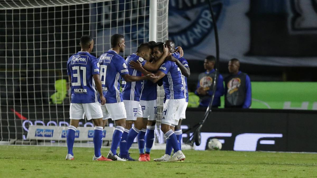 Jugadores de Millonarios celebran un gol.