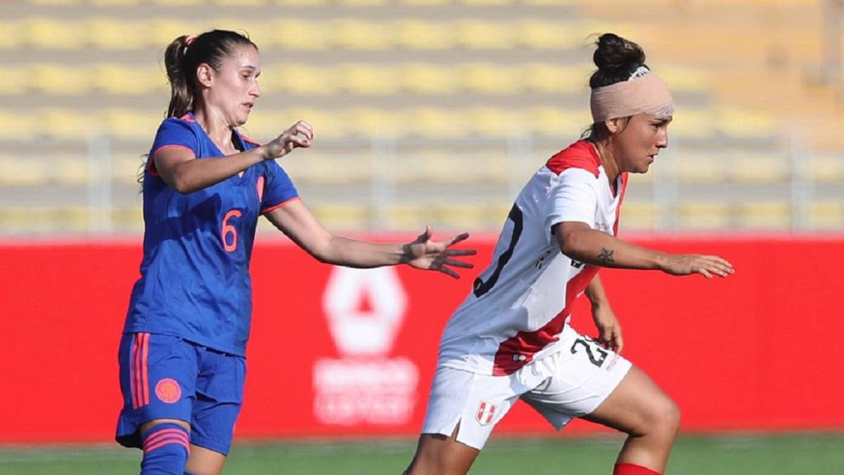 Daniela Montoya presiona a María José López en el amistoso entre Perú y Colombia.