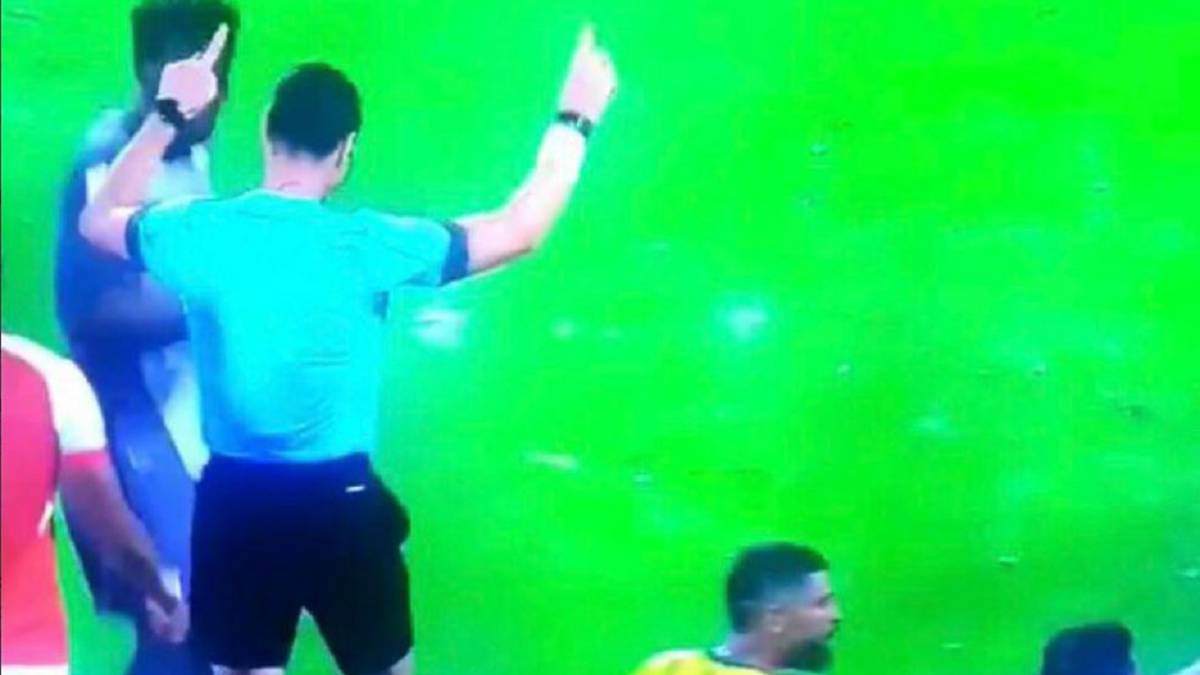 Wilmar Roldán, árbitro del encuentro entre Atlético Bucaramanga e Independiente Santa Fe, hizo el gesto del VAR que no está instalado en la Liga Águila