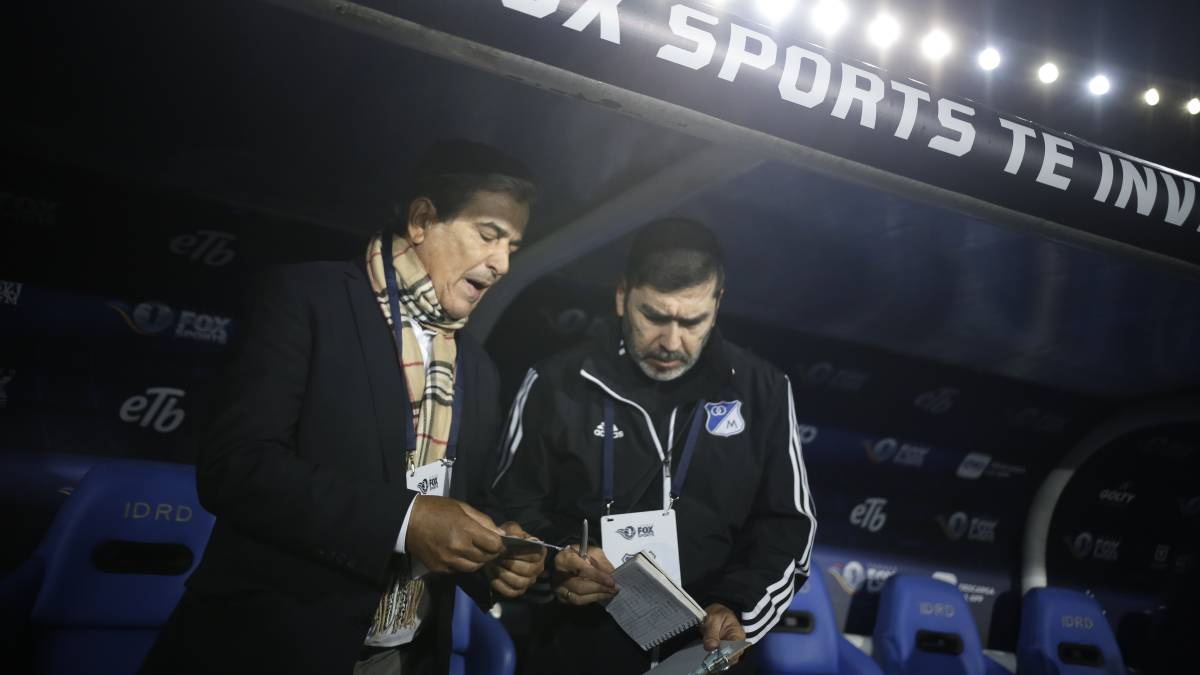 Jorge Luis Pinto y uno de sus asistentes en Millonarios