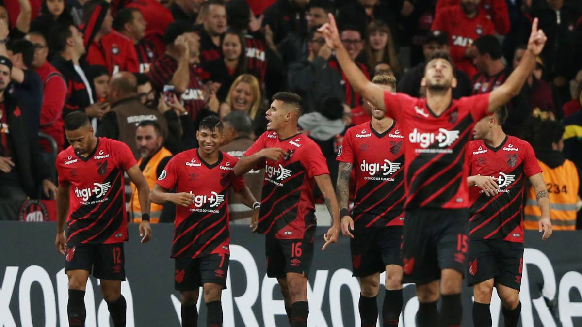 Paranaense celebra la única anotación del partido.
