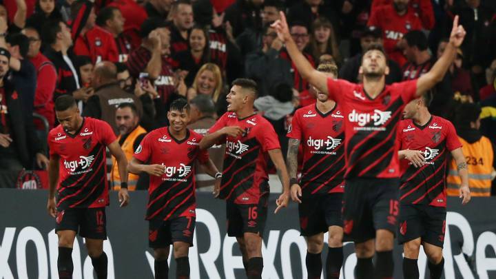 Paranaense celebra la única anotación del partido.