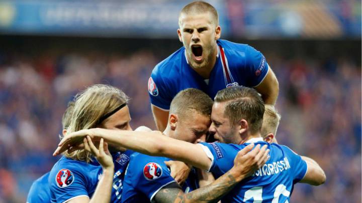 Jugadores de la selección de Islandia celebran un gol. El equipo sería invitado a la Copa América 2020