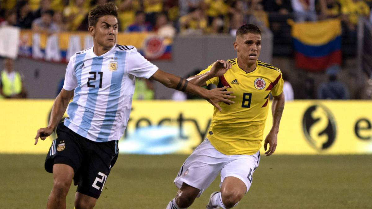 Gustavo Cuéllar, volante de la Selección Colombia, disputa un balón con Paulo Dybala, atacante de la Selección Argentina