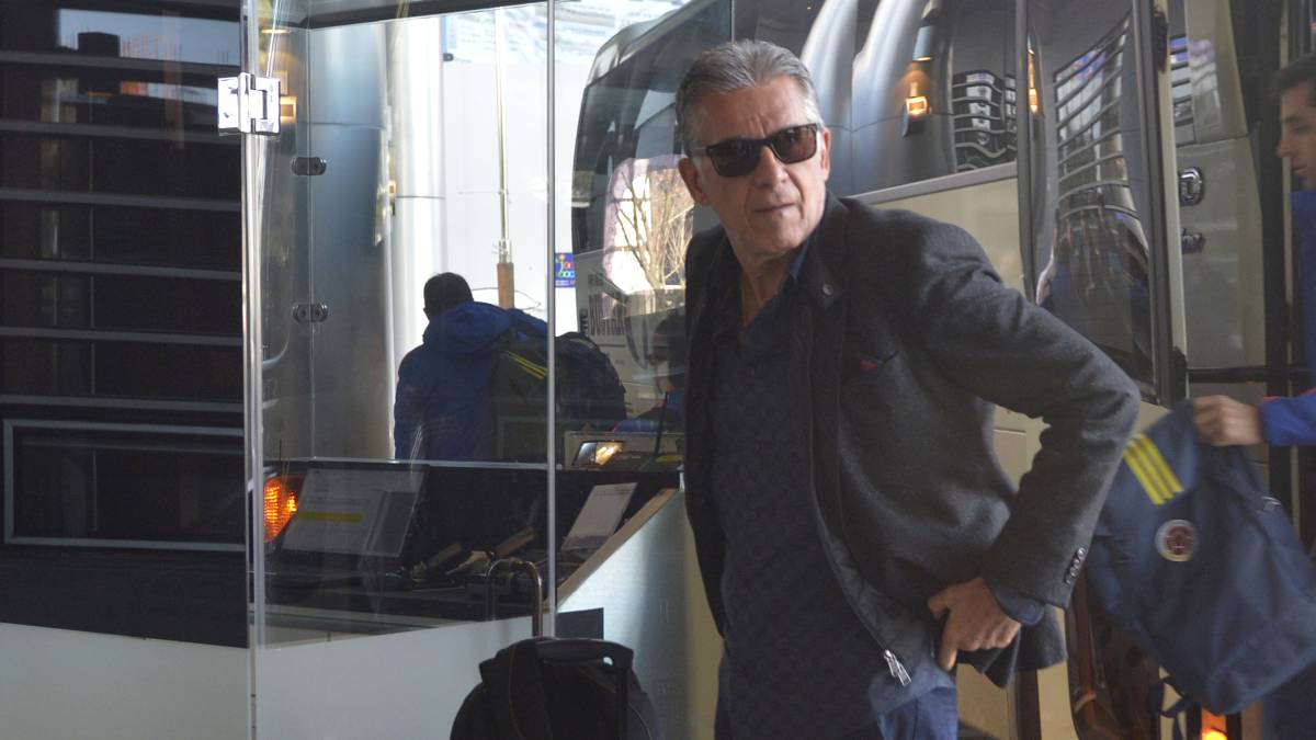 Carlos Queiroz en su llegada a Seúl con la Selección Colombia.