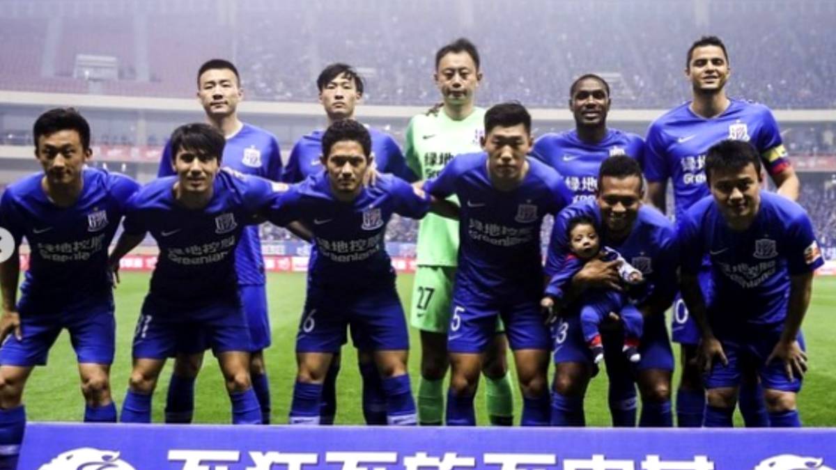 Freddy Guarín presentó a su hijo Jacobo en la Superliga de China. El jugador posó con su bebé en la foto inicial del encuentro del fútbol de ese país.