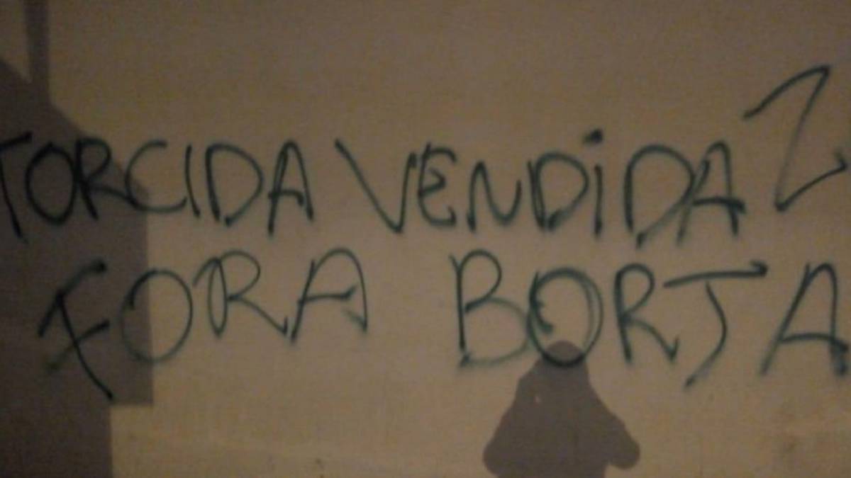 Mensaje de la hinchada de Palmeiras pidiendo la salida de Miguel Borja.