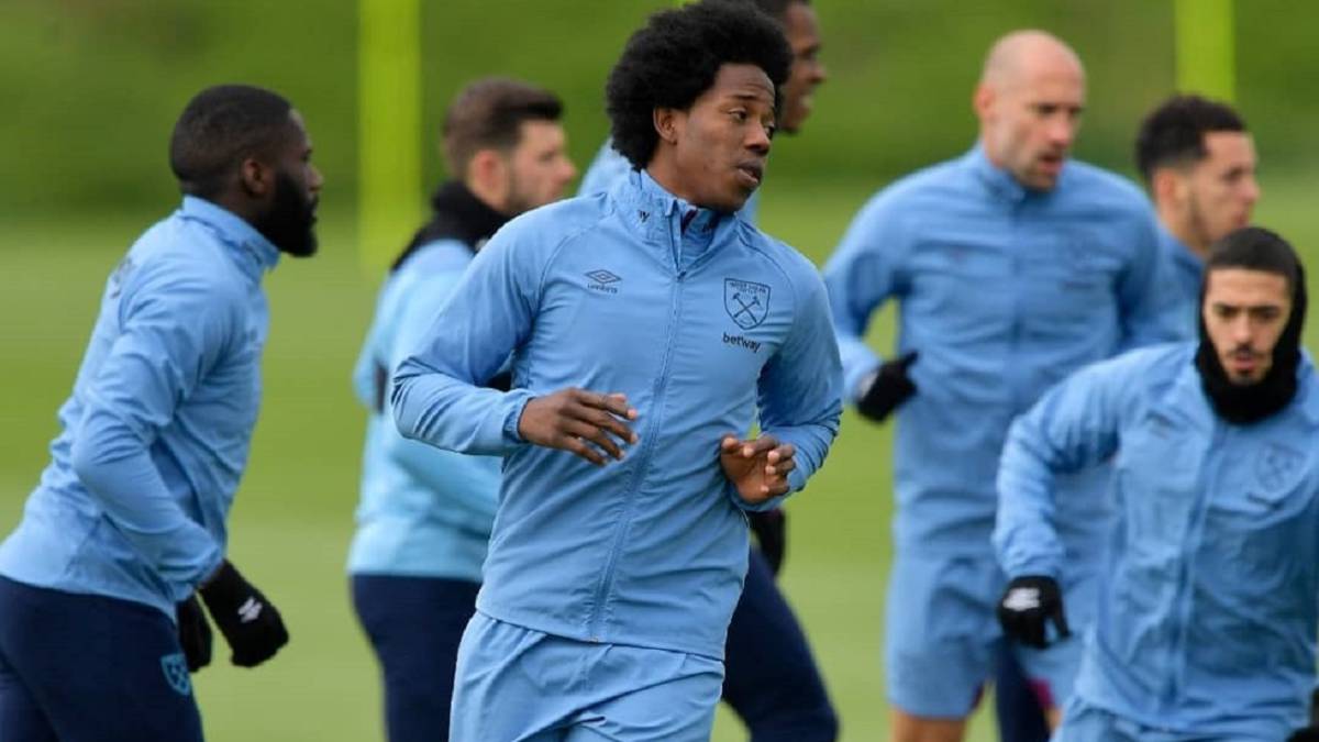 Carlos Sánchez, jugador de West Ham, en entrenamientos en Inglaterra