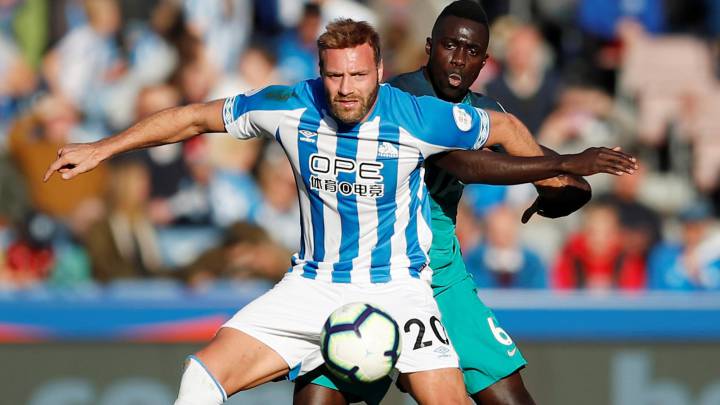 Davinson Sánchez y Laurent Depoitre en un Tottenham vs Huddersfield