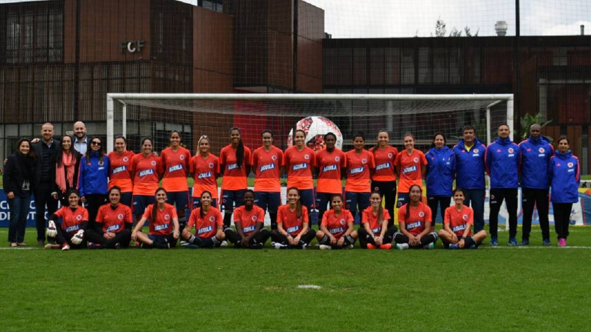 El plantel de la Selección Colombia Femenina dirigida por Nelson Abadía.