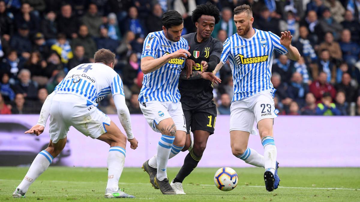 Juan Guillermo Cuadrado en acción de juego en el partido entre SPAL y Juventus