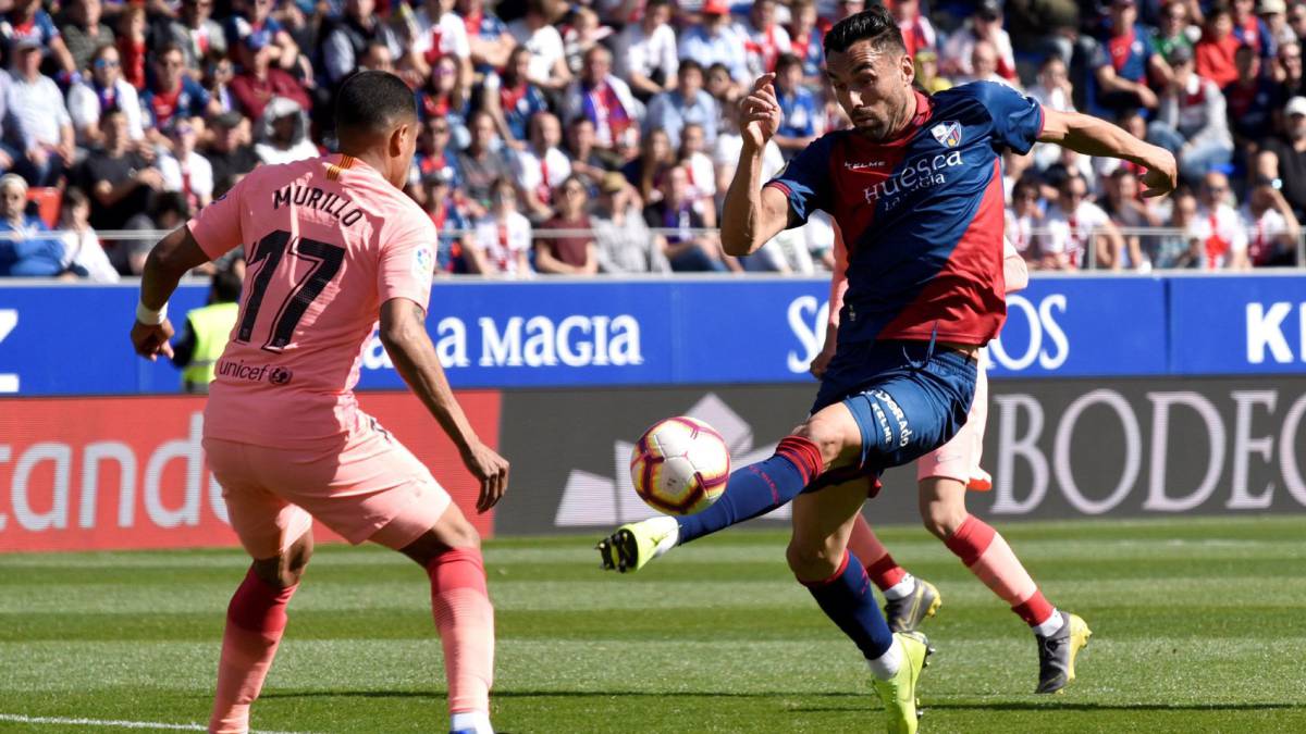 Jeison Murillo marcando al delantero del Huesca por la Liga de España.