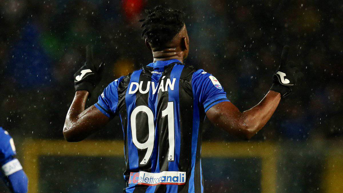 Duván Zapata festeja uno de sus goles ante el Cagliari.