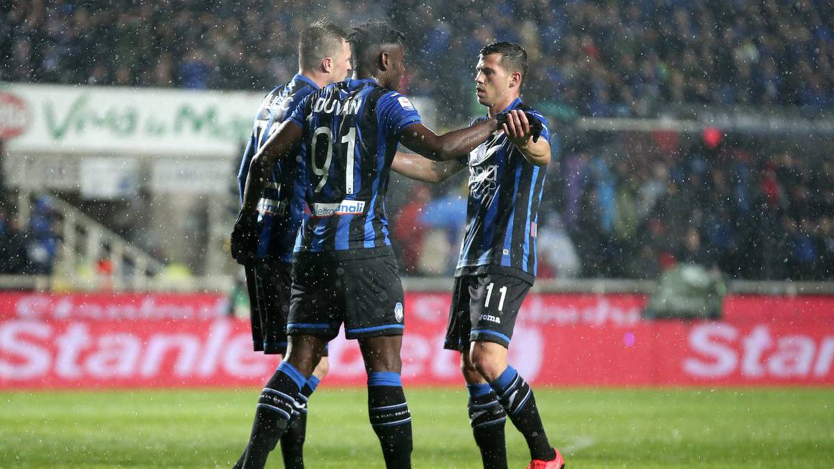 Duván Zapata celebrando un gol con Atalanta, al que vuelve tras cumplir fecha de sanción.