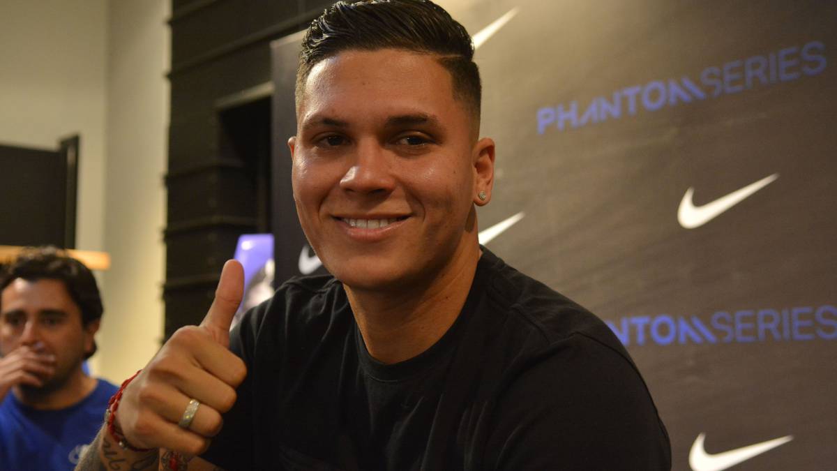 Juan Fernando Quintero en una firma de autógrafos