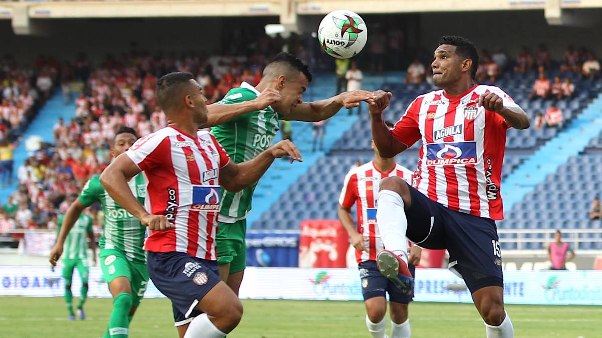 Duarte disputa una pelota ante Narváez y Gutiérrez.