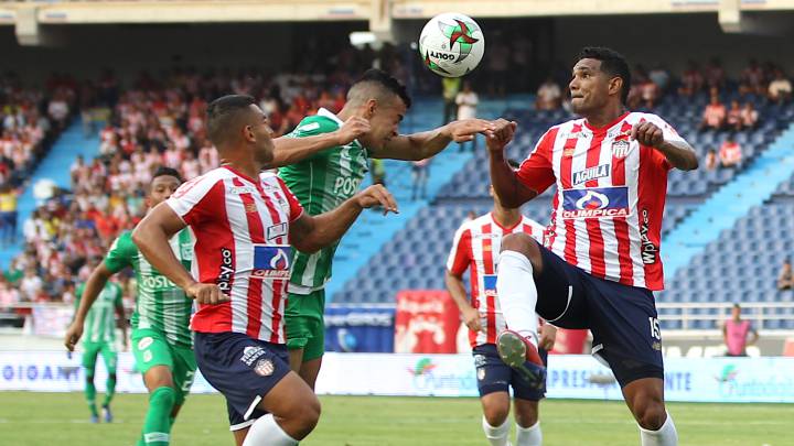 Duarte disputa una pelota ante Narváez y Gutiérrez.