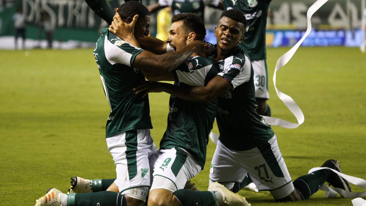 Juan Ignacio Dinneno celebra un gol con Cali