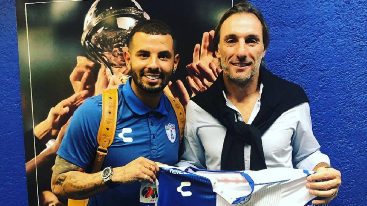 El volante colombiano Edwin Cardona posa junto con Rolando Schiavi, histórico ex jugador de Boca Juniors.
