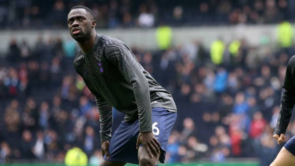 Davinson Sánchez durante un calentamiento con Tottenham Hotspur.