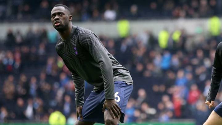 Davinson Sánchez durante un calentamiento con Tottenham Hotspur.