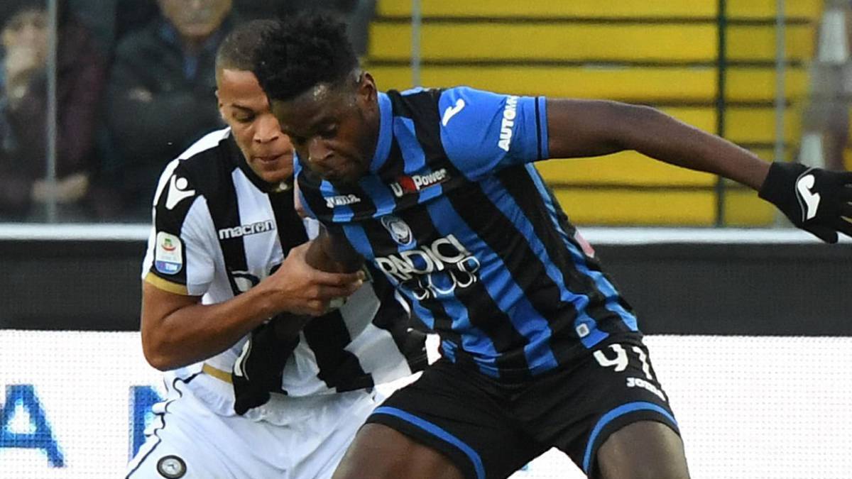 Duván Zapata disputa un balón en partido por la Serie A