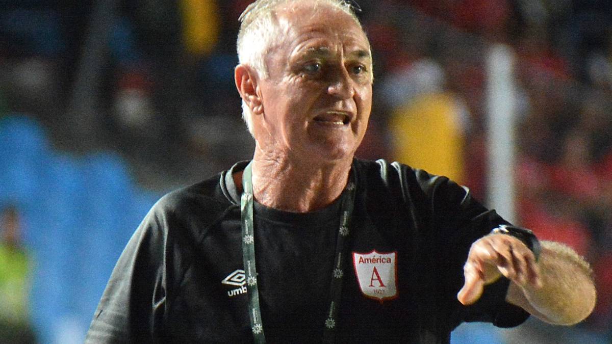 Fernando Castro, técnico de América, en un partido de Liga Águila