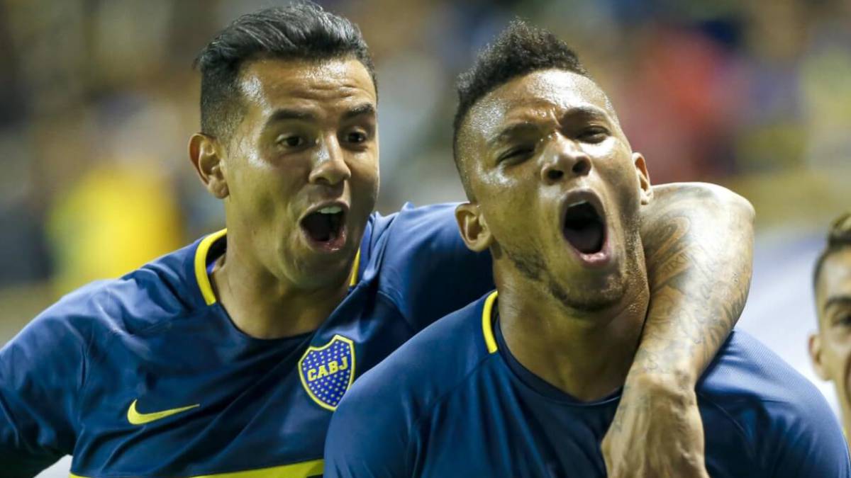 Edwin Cardona y Frank Fabra festejan un gol con Boca Juniors en la Superliga Argentina