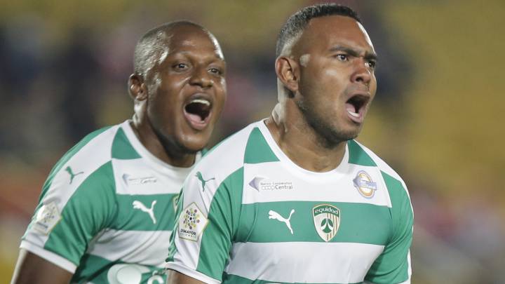 Armando Vargas celebra el gol de Equidad con el que empató 1-1 ante Santa Fe por la Liga Águila