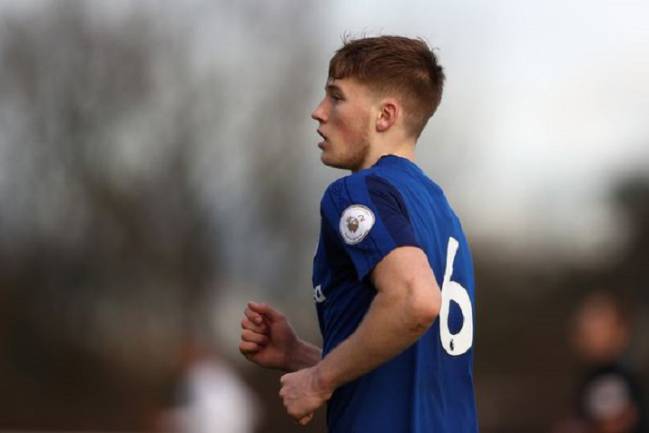 Lewis Gibson, central del Everton Sub 23