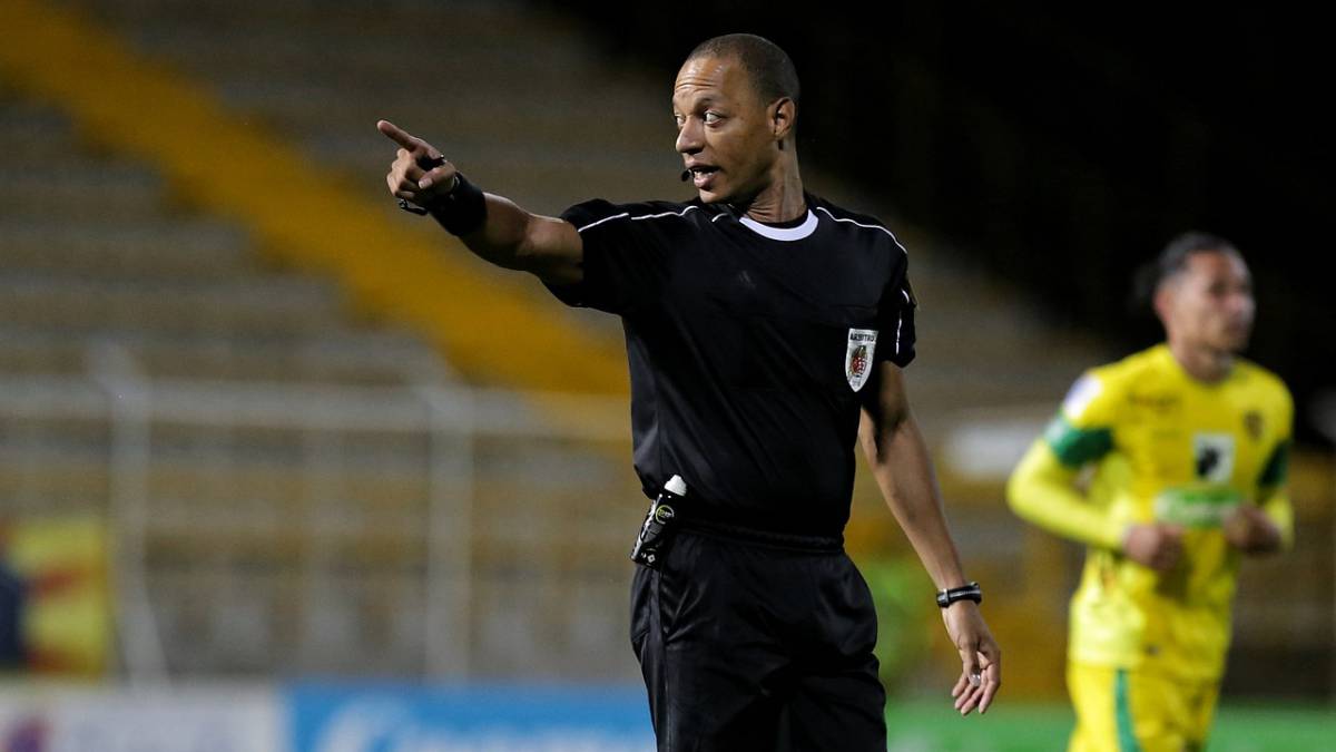 Nolberto Ararat en un partido entre Leones y Equidad.