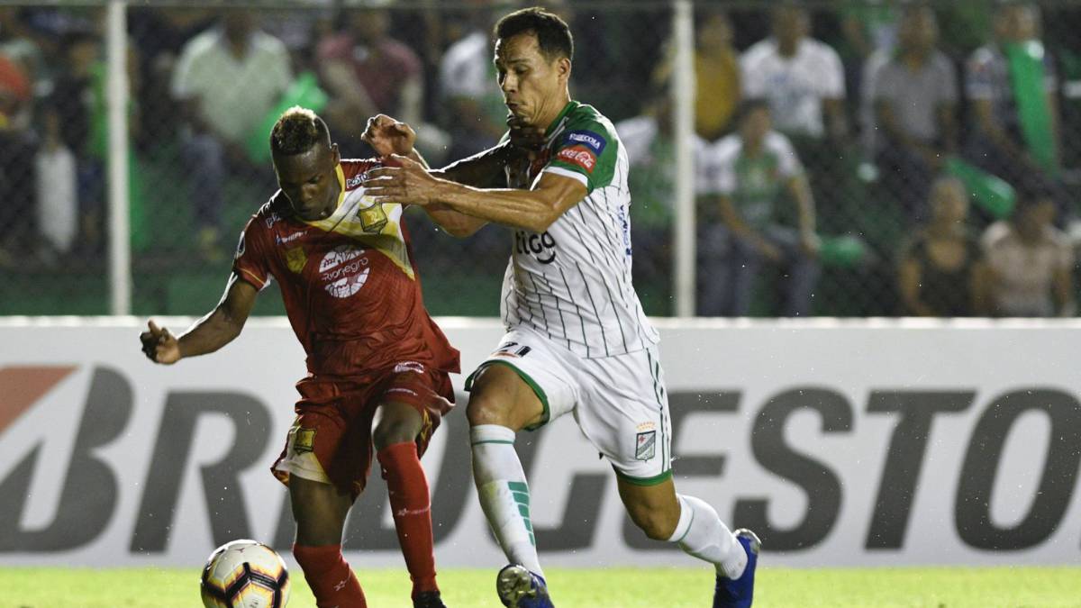 Obrian disputa una pelota con Mungi.